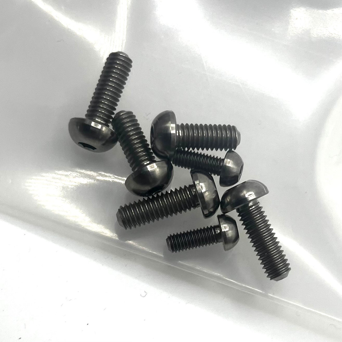 RC8T4.2 / B4.2 Molded Top Plate Titanium Screws